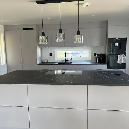 Large House By The Sea بيت للعطل برغن